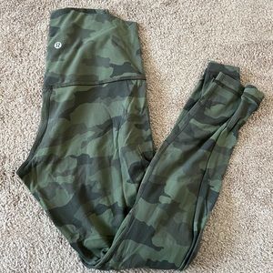 Lululemon green camo aligns size 8
